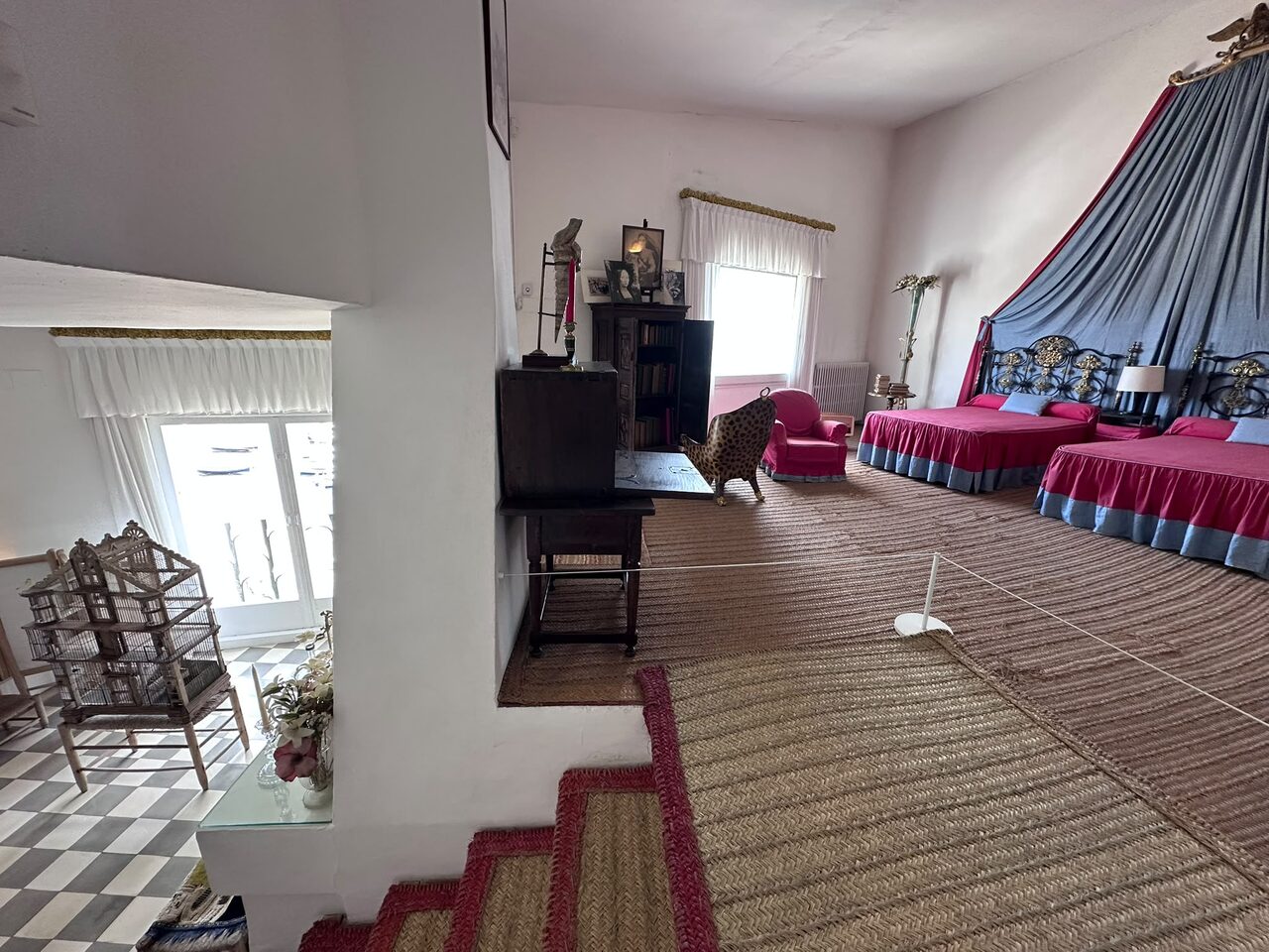 Cadaqués en la ruta en autocaravana por la Costa Brava: interior de la Casa-Museo Salvador Dalí en Portlligat