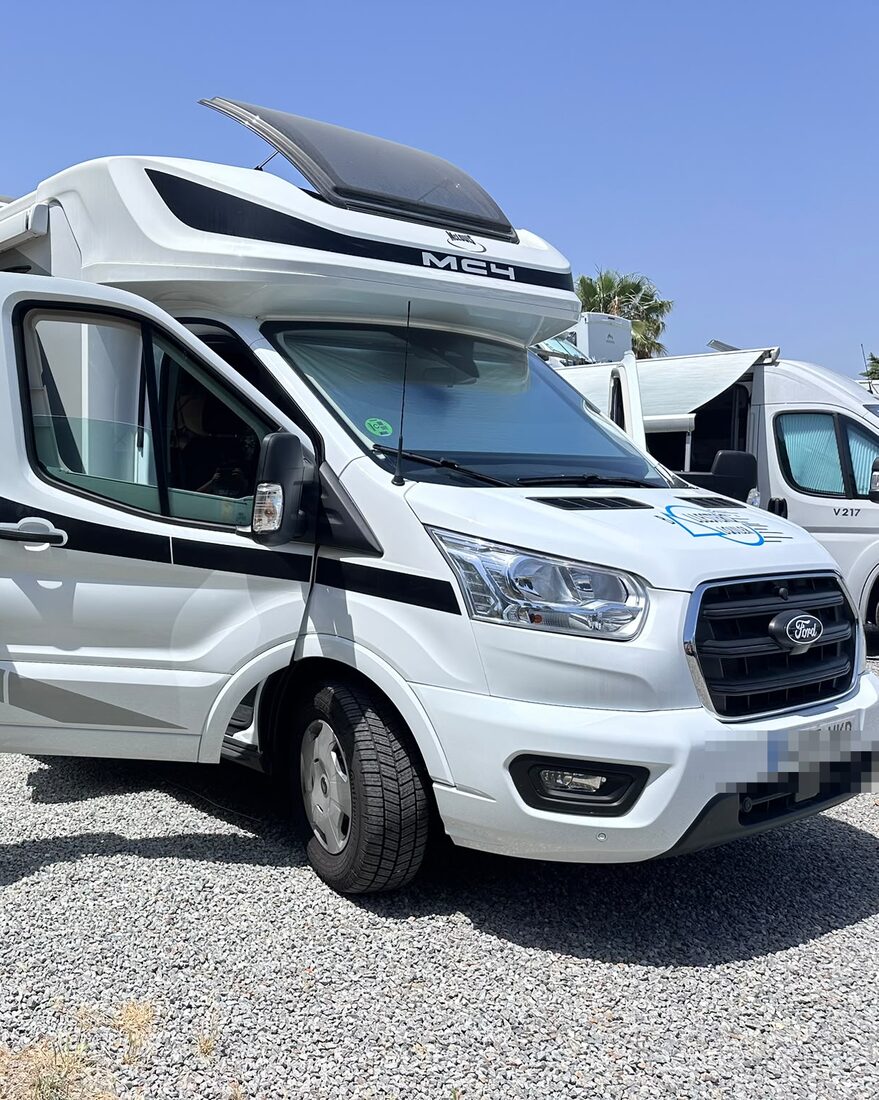 Alquiler de autocaravana en Roses (Costa Brava): autocaravana perfilada en el camping